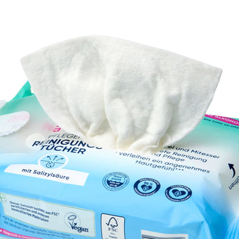 Balea hautrein Reinigungstücher in hellblauer Verpackung mit einem herausgezogenen, weißen, weichen Tuch.