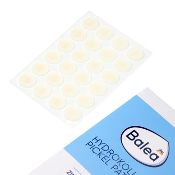 Balea Hydrokolloid Anti-Pickel Patches auf einer transparenten Trägerfolie neben der blauen Produktverpackung.