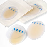 Transparente, ovale Balea Hydrokolloid-Blasenpflaster für die Ferse mit blauen Pfeilmarkierungen auf weißem Hintergrund.