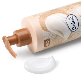 Balea Bodylotion Comfort 300 ml in beigefarbener Pumpflasche mit weißer Textur auf weißem Hintergrund.