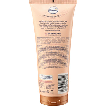 Rückseite der Balea Bodylotion Pumpkin Spice Tube, 200 ml, mit Produktinformationen, Inhaltsstoffen und Barcode auf pfirsichfarbenem Grund.