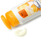 Balea Energy Q10 Bodylotion in weißer 400ml Flasche mit gelbem Klappdeckel und einem Klecks Creme auf weißem Hintergrund.