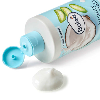 Balea Feuchtigkeitsspülung mit Aloe Vera und Kokosmilch, 350 ml Flasche mit geöffnetem Deckel und weißer Textur.