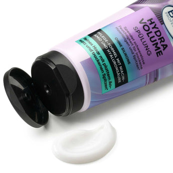 Balea Hydra Volume Spülung in lila Tube mit schwarzem Klappdeckel und weißer cremiger Textur auf weißem Hintergrund.