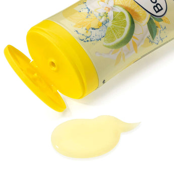 Balea Cremedusche Buttermilk & Lemon 300 ml mit gelbem Klappdeckel und einem Klecks cremiger Duschgel-Textur auf weißem Grund.