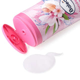 Balea Cremedusche Mandelblüte & Magnolie 300 ml mit geöffnetem pinkem Deckel und einem Klecks weißer Duschcreme.