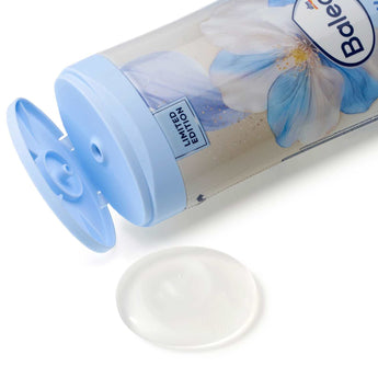 Balea Cremedusche Pure Softness 300ml mit hellblauem Klappdeckel, floralem Design und einem Klecks transparentem Duschgel.