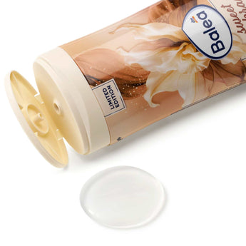 Balea Cremedusche Sweet Embrace 300 ml in beiger Flasche mit Vanilleblüten-Design und einem Klecks transparentem Duschgel.