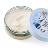 Offener 50 ml Tiegel Balea Deocreme Sensitive mit weißer Creme und hellblauem Deckel auf weißem Hintergrund.