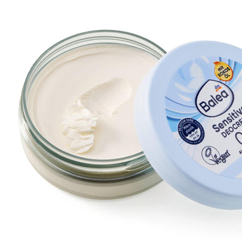 Offener 50 ml Tiegel Balea Deocreme Sensitive mit weißer Creme und hellblauem Deckel auf weißem Hintergrund.