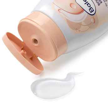 Balea Soft-Öl Duschgel in weißer Flasche mit pfirsichfarbenem Klappdeckel und einem Klecks transparentem Duschgel.