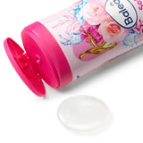 Balea Duschgel Soft Roses in einer rosa Flasche mit offenem Deckel und einem Klecks transparentem Duschgel auf weißem Grund.