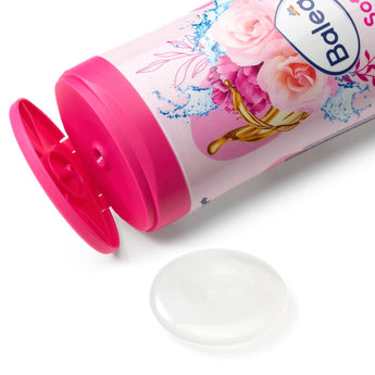 Balea Duschgel Soft Roses in einer rosa Flasche mit offenem Deckel und einem Klecks transparentem Duschgel auf weißem Grund.