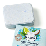 Hellblaues Balea festes Shampoo mit Kokos- und Limettenduft in quadratischer Form neben der passenden Produktverpackung.