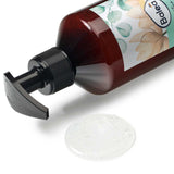 Braune 300 ml Balea Flüssigseife mit schwarzem Pumpspender und einem Klecks transparenter Seife auf weißem Hintergrund.