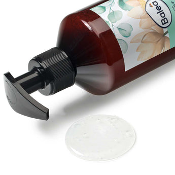 Braune 300 ml Balea Flüssigseife mit schwarzem Pumpspender und einem Klecks transparenter Seife auf weißem Hintergrund.