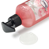 Rosa Balea Flüssigseife mit schwarzem Pumpspender und einem Klecks transparenter Seife auf weißem Hintergrund.