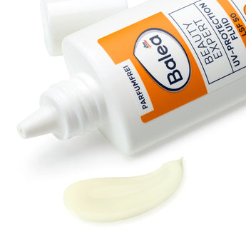 Weiße Balea Beauty Expert UV-Protection Fluid Tube mit LSF 50 und einem Klecks cremiger Textur auf weißem Hintergrund.
