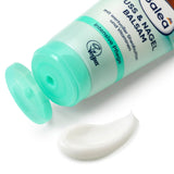 Hellgrüne Balea Fuß- & Nagelbalsam Tube mit geöffnetem Deckel und einem Klecks weißer Creme auf weißem Hintergrund.