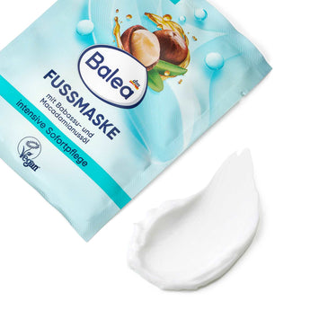 Balea Fußmaske Sachet in Hellblau mit Macadamia-Motiv und einem Klecks weißer, cremiger Textur auf weißem Hintergrund.