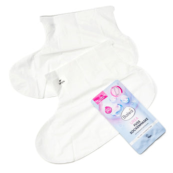Balea Fußmaske Socken mit Urea, ein Paar weiße Einweg-Pflegesocken mit blauer Produktverpackung auf weißem Hintergrund.