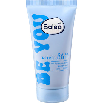 Hellblaue 50 ml Balea Daily Moisturizer Be You Gesichtscreme Tube mit Hyaluronsäure und Jojobaöl.