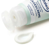Balea Feuchtigkeitscreme in hellblauer Tube mit geöffnetem Deckel und einem Klecks weißer Creme auf weißem Hintergrund.