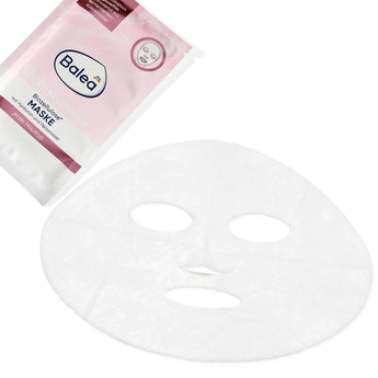 Weiße Biozellulose-Tuchmaske neben der hellrosa Balea Reiswasser Maskenverpackung auf weißem Hintergrund.