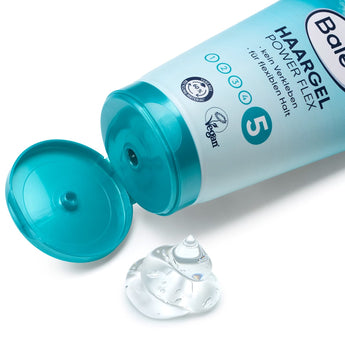 Hellblaue Balea Haargel Power Flex Tube mit offenem türkisen Klappdeckel und einem Klecks transparentem Haargel.