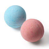 Zwei runde Balea Badebomben in Blau und Rosa auf weißem Hintergrund für ein pflegendes Badeerlebnis.