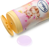 Balea 4in1 Kinder Duschgel Dreamy Days in rosa Flasche mit Katzen-Motiv, offenem gelben Deckel und einem Klecks Duschgel.