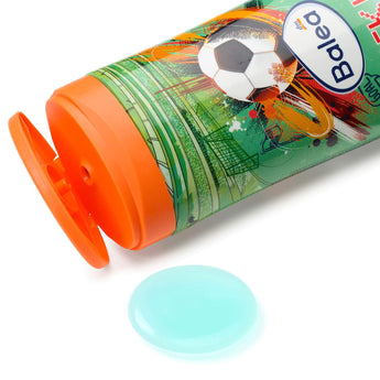 Balea 4in1 Kinder Duschgel Kick it! Flasche mit orangefarbenem Klappdeckel und einem Klecks hellblauem Duschgel.