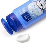 Blaue Balea Körpermilch 400 ml Flasche mit offenem Deckel und einem Klecks weißer Bodylotion auf weißem Hintergrund.