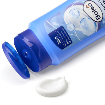 Blaue Balea Körpermilch 400 ml Flasche mit offenem Deckel und einem Klecks weißer Bodylotion auf weißem Hintergrund.