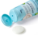 Hellblaue Balea Leave-In Pflege Tube mit offenem Deckel und einem Klecks weißer Creme auf weißem Hintergrund.