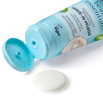 Hellblaue Balea Leave-In Pflege Tube mit offenem Deckel und einem Klecks weißer Creme auf weißem Hintergrund.