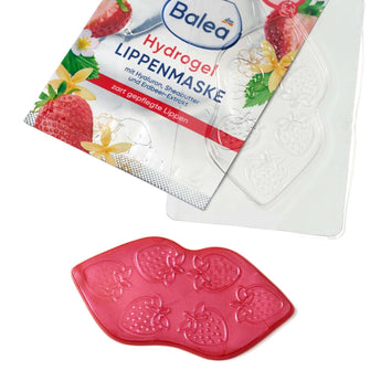 Balea Hydrogel Lippenmaske mit Erdbeer-Vanille-Duft, Hyaluron und Sheabutter in roter Lippenform mit Erdbeerprägung.
