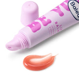Helllila Balea Lippenpflege-Tube mit abgenommenem Deckel und einem Klecks transparentem Lippenbalsam auf weißem Hintergrund.