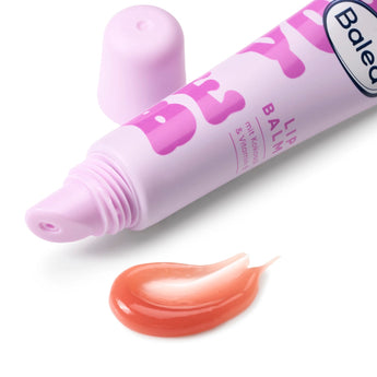 Helllila Balea Lippenpflege-Tube mit abgenommenem Deckel und einem Klecks transparentem Lippenbalsam auf weißem Hintergrund.
