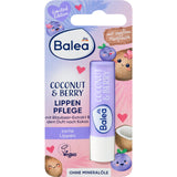 Balea Lippenpflege Coconut & Berry Pflegestift in lila Verpackung mit Kokos- und Blaubeer-Illustrationen auf Blisterkarte.
