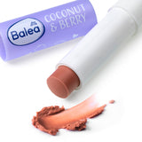 Balea Lippenpflegestift Coconut & Berry in lila Hülse mit beigem Balsam und einem Swatch auf weißem Hintergrund.