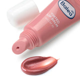 Rosa Balea Tinted Lip Balm Tube mit LSF 30 und einem Klecks glänzendem, getöntem Lippenbalsam auf weißem Hintergrund.