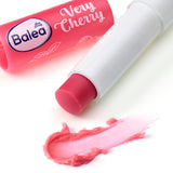 Balea Very Cherry Lippenpflege-Stift in Pink mit einem cremigen, rosafarbenen Farbabstrich auf weißem Hintergrund.