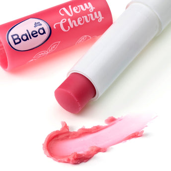 Balea Very Cherry Lippenpflege-Stift in Pink mit einem cremigen, rosafarbenen Farbabstrich auf weißem Hintergrund.