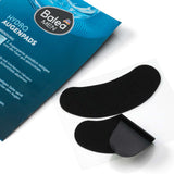Zwei schwarze Balea MEN Hydro Augenpads auf einer transparenten Trägerfolie neben der blauen Produktverpackung.