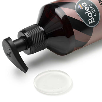 Balea MEN Styling-Gel in brauner Pumpflasche mit einem transparenten Klecks Gel auf weißem Hintergrund.