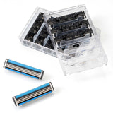 Zwei 3-Klingen-Rasierköpfe mit blauem Gleitstreifen und eine transparente Kunststoff-Aufbewahrungsbox auf weißem Hintergrund.