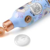 Hellblaue 300 ml LANGHAARMÄDCHEN Shampoo-Flasche mit Blumenmuster, kupferfarbenem Deckel und einem Tropfen klarem Shampoo.