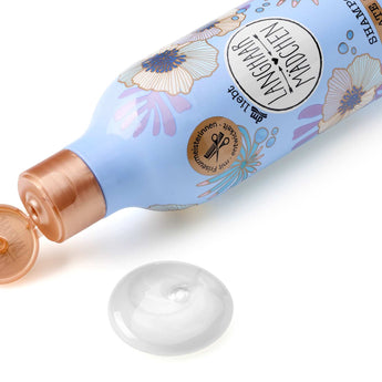 Hellblaue 300 ml LANGHAARMÄDCHEN Shampoo-Flasche mit Blumenmuster, kupferfarbenem Deckel und einem Tropfen klarem Shampoo.