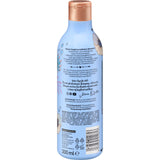 Hellblaue 300 ml LANGHAARMÄDCHEN Hydrate & Shine Shampoo-Flasche mit kupferfarbenem Verschluss und floralem Design.